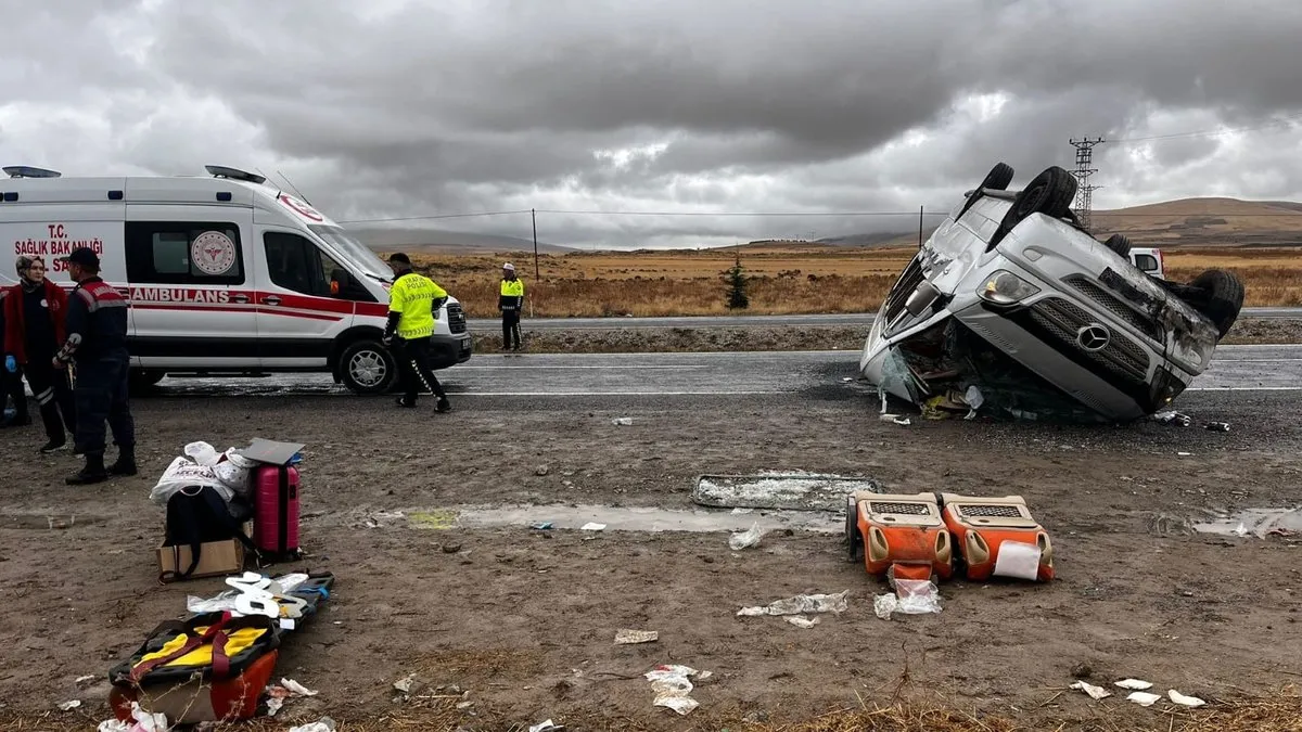 Nevşehir’de turistleri taşıyan minibüs takla attı: 18 yaralı