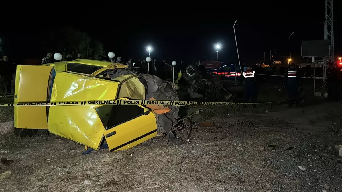 Aydınlatma Direğine Çarpan Otomobilin Sürücüsü Hayatını Kaybetti