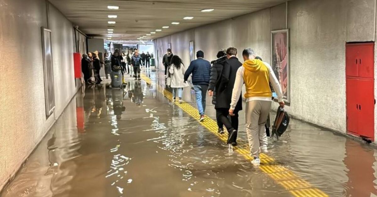 Fatih’te metro alt geçidini kanalizasyon suyu bastı