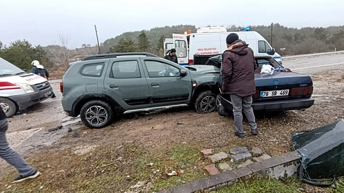 Kastamonu’da iki otomobil çarpıştı: 4 yaralı